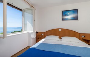 3 bedrooms, travel cot, free WiFi, bed sheets