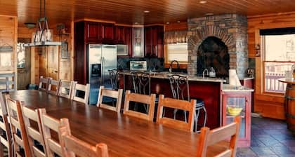 8 BR Mountaintop Lodge with views - Sleeps 22