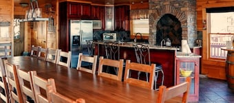 8 BR Mountaintop Lodge with views - Sleeps 22