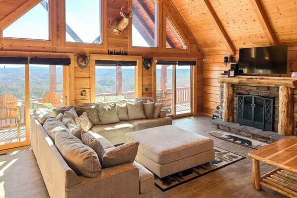 Smart-tv, eldstad, dvd-spelare och en stereo