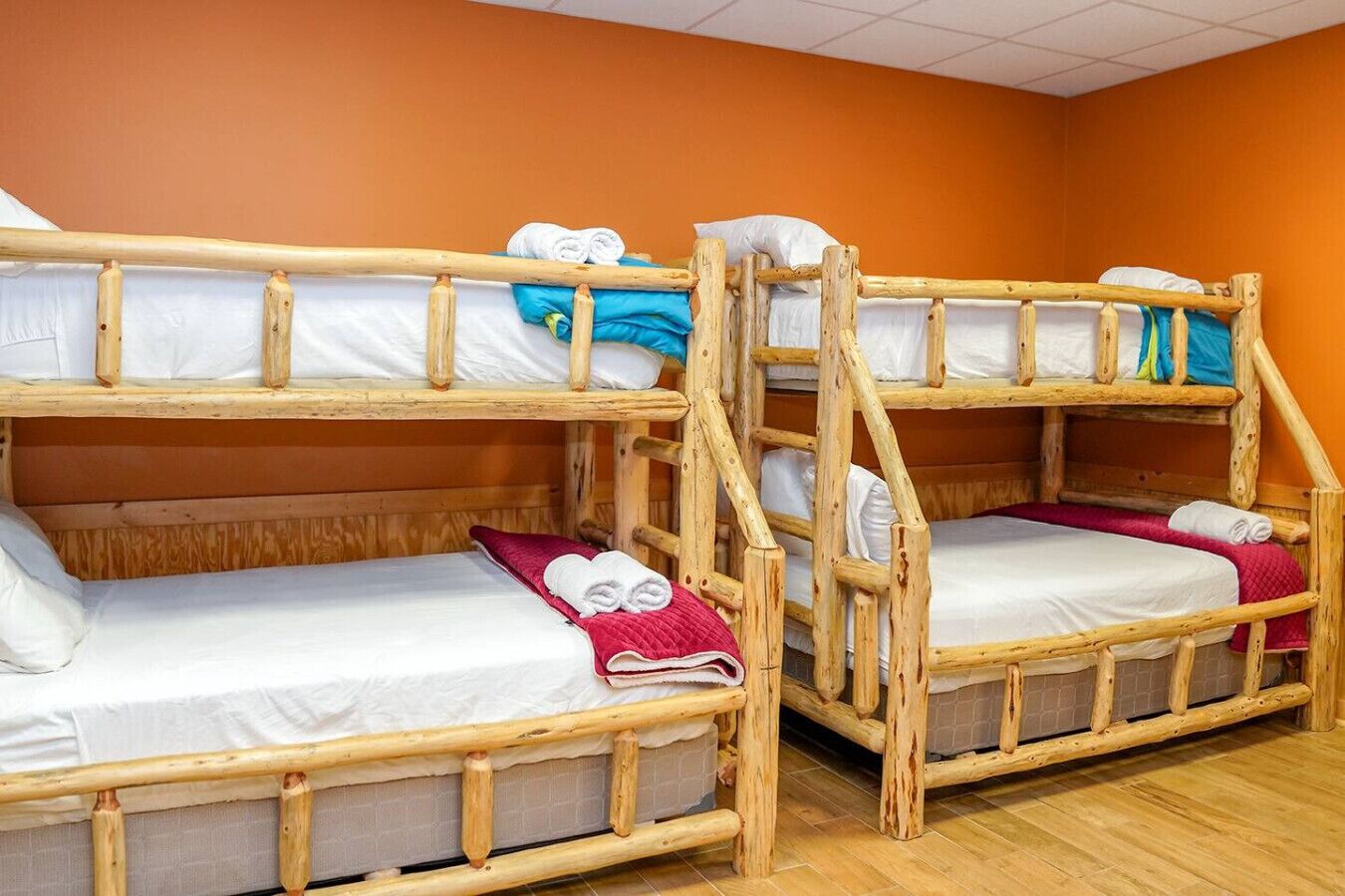 Desk, WiFi, bed sheets