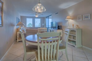 Smart TV, DVD player - BEACH FRONT AT JETTY EAST! 1 FREE BEACH CHAIR SET UP DAILY! (Destin)