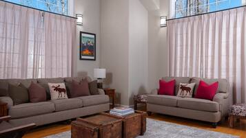 Een smart-tv en een open haard