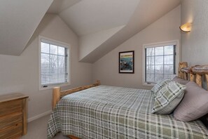 3 bedrooms, desk, iron/ironing board, free WiFi - Adventure Basecamp of Teton Valley | Fireplace, Bunk Beds, Aspen Forests and Skiing Nearby (Driggs)