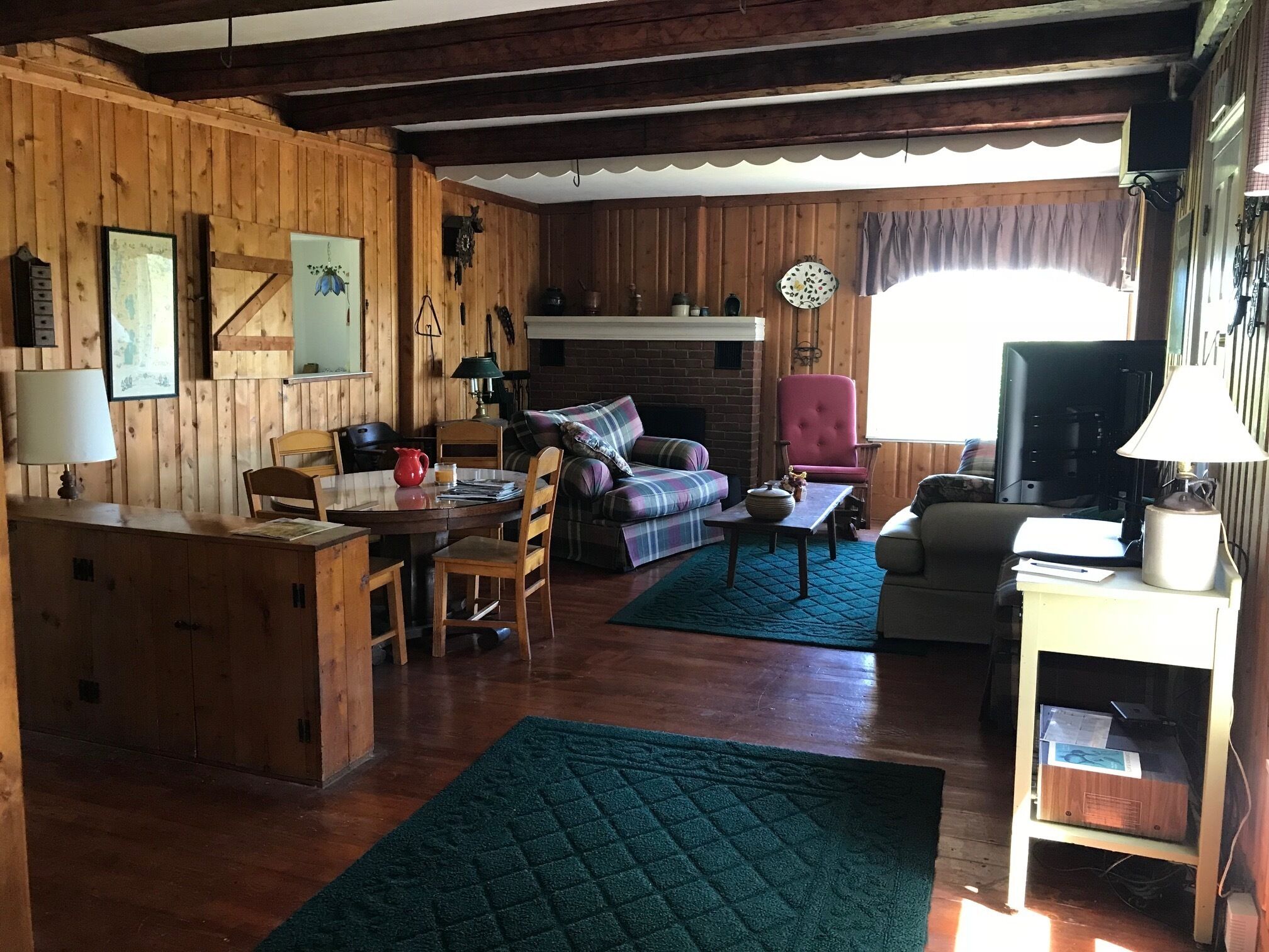 TV, peis, DVD-spiller og bøker