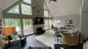 スマートテレビ、暖炉、DVD プレーヤー