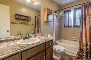Combined shower/tub, jetted tub, hair dryer, towels