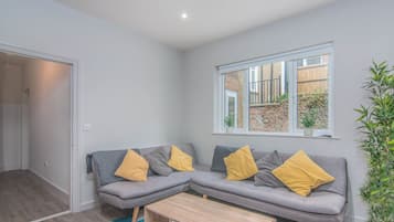 Standard Apartment | Living area | Flat-screen TV, Netflix