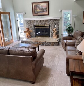 Smart-TV, Kamin, DVD-Player, Bücher