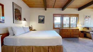 Ein Schlafzimmer mit Bett, Kommode und Fenster.
