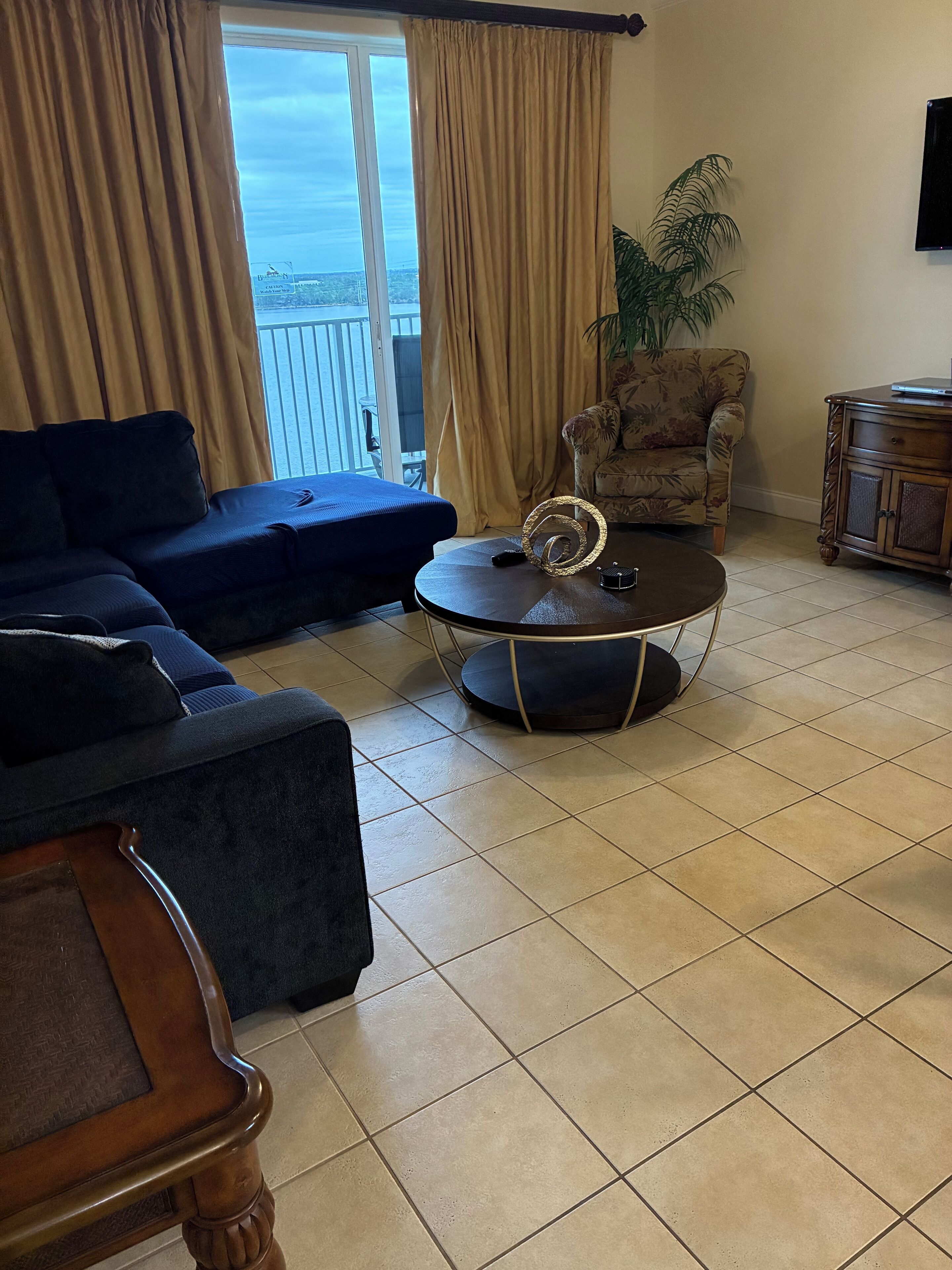 Smart-TV, Videospiele, Tischtennisplatte, Stereoanlage