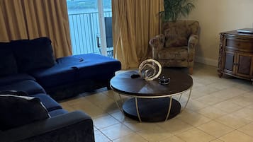 Smart-TV, Videospiele, Tischtennisplatte, Stereoanlage