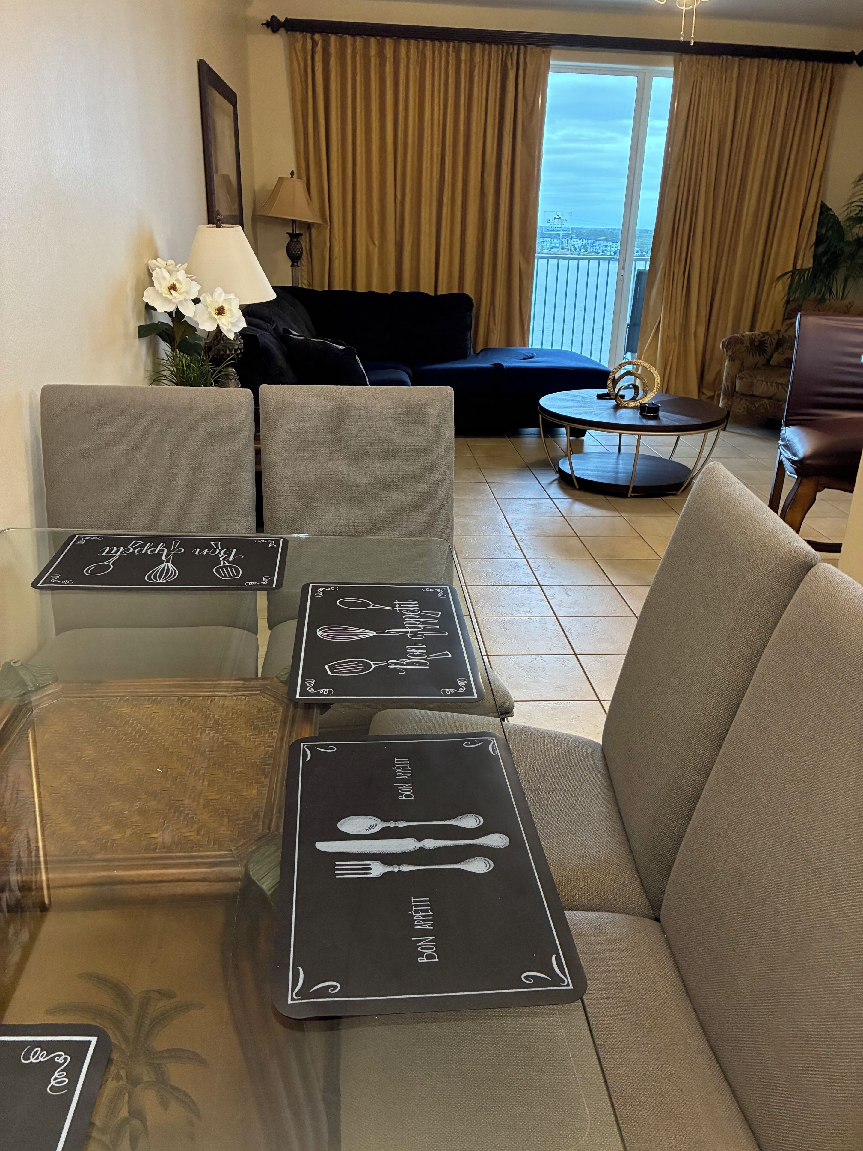 TV connectée, jeux vidéo, table de tennis de table, chaîne hi-fi