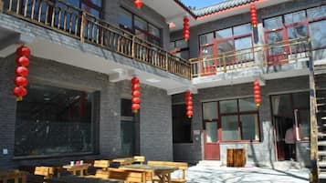 Phục vụ bữa sáng, bữa trưa, bữa tối, đặc sản địa phương