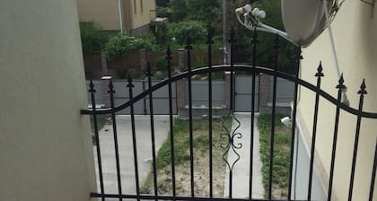 Maison 2 chambres Salle de bain Salon et cuisine hors route Parking Terrasse sur le toit Jardin
