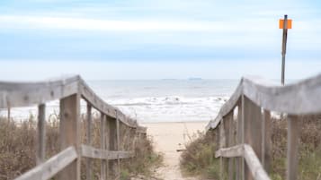 Plage, chaises longues, serviettes de plage