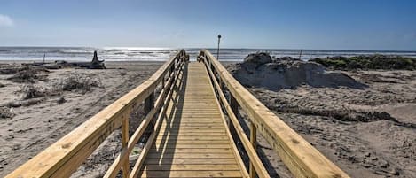 Sulla spiaggia, lettini da mare, teli da spiaggia