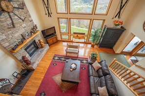 Smart TV, fireplace, DVD player, stereo