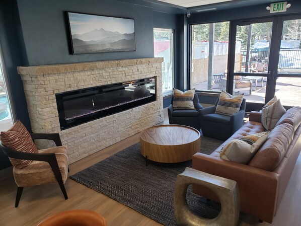 Smart TV, chimenea, videojuegos y reproductor de DVD 