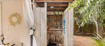 PERFECT LOCATION  3 Blocks to Sand, Sun, and Folly Fun "Park car and Forget It!"