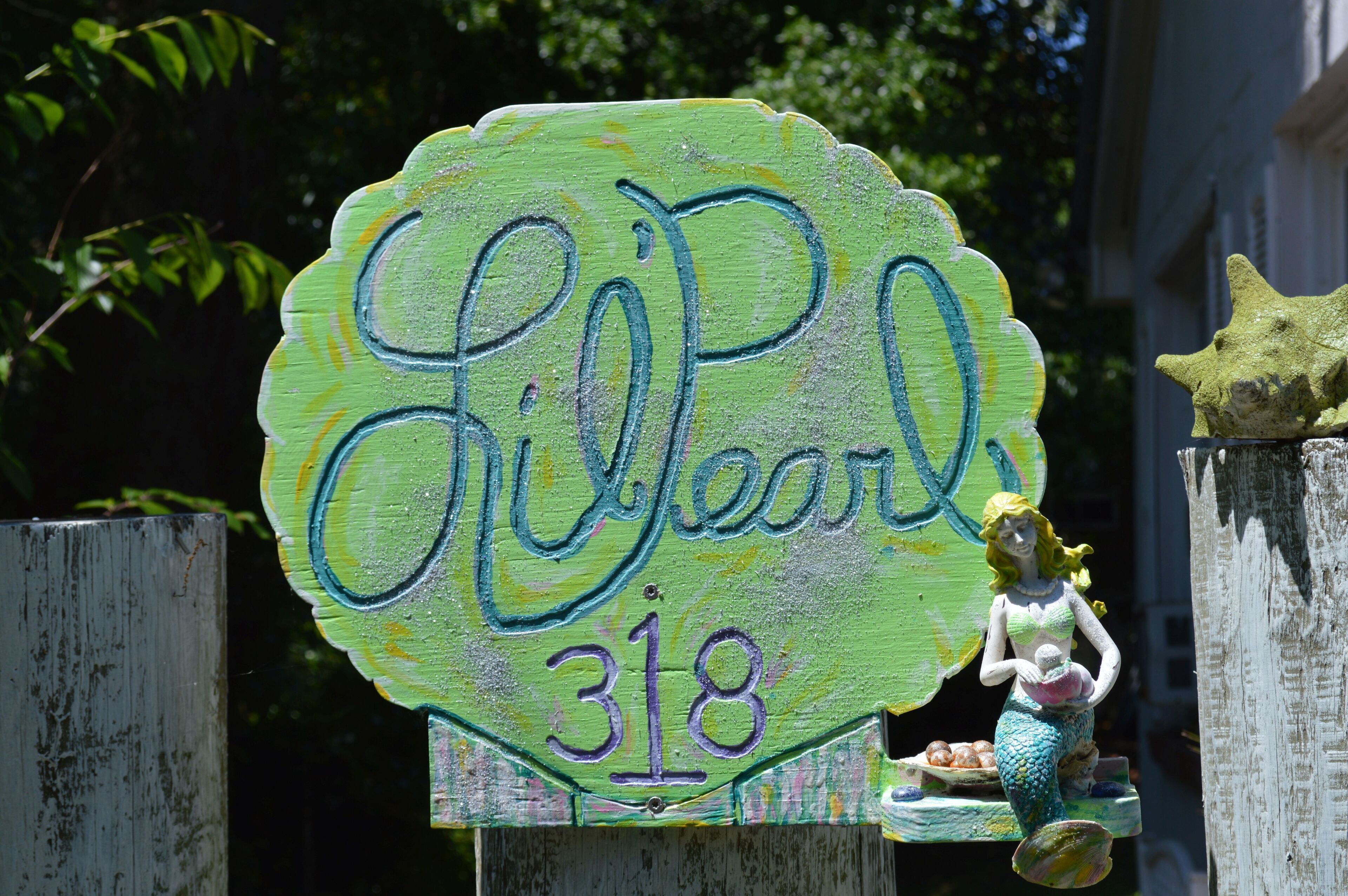 PERFECT LOCATION   4 Blocks to the Beach and Eateries. "Park it and Forget It!"