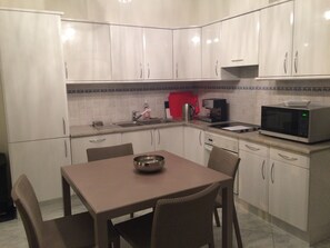 Køleskab, mikrobølgeovn, ovn, kogeplade