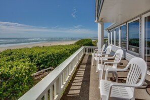 Property grounds - Beach Front Panoramic Vistas! Miles of Sandy Beach! Hot Tub! Dog Friendly! (Waldport)