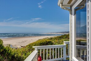 Property grounds - Beach Front Panoramic Vistas! Miles of Sandy Beach! Hot Tub! Dog Friendly! (Waldport)