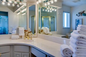 Een bad, een haardroger, handdoeken