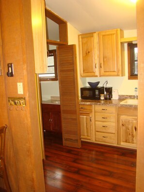 Jääkaappi, mikroaaltouuni, uuni, liesi