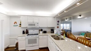 Kjøleskap, mikrobølgeovn, ovn og oppvaskmaskin