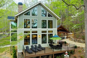 Exterior - Helen's Newest & Most Luxurious -  Located on the River & Walk to Downtown Helen (Helen)