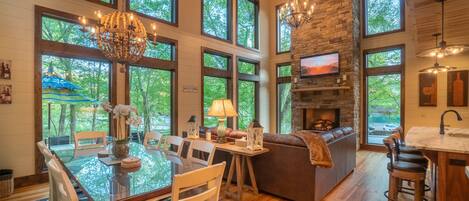 Un salón amplio con chimenea, ventanas grandes y una zona de estar acogedora.