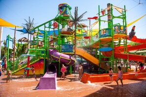 Un parc aquatique animé, doté de nombreux toboggans et d’aires de jeux.