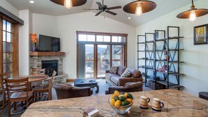 Una sala de estar amplia con chimenea, una mesa de comedor grande y un rincón de estar cómodo.