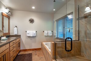 Combined shower/bathtub, jetted bath, free toiletries, hair dryer
