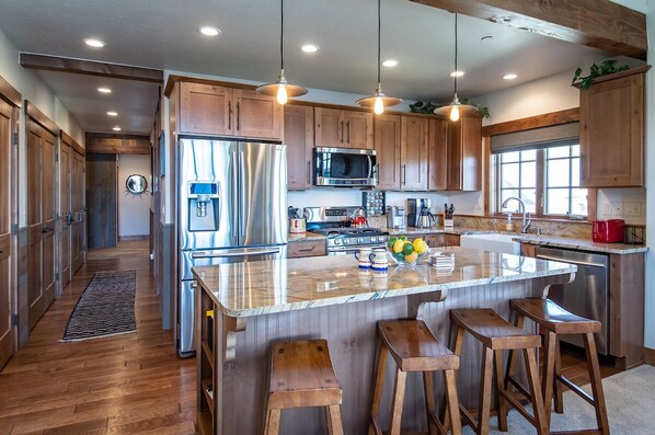 Fridge, microwave, stovetop, dishwasher