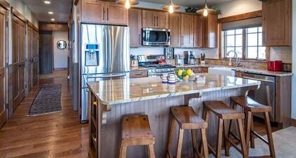 Frisco Sports Chalet Tenmile Condo: Stylish, On Shuttle Route