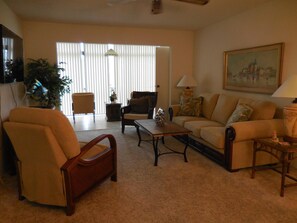 Een smart-tv, een dvd-speler en boeken