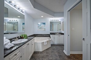 Combined shower/bathtub, towels