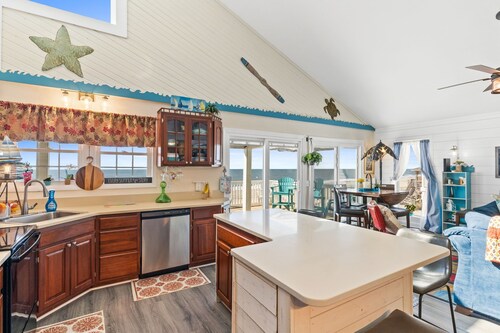 Ocean Front Property - Steps to the Beach with Spring specials