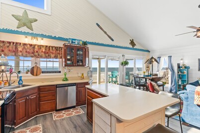 Ocean Front Property - Steps to the Beach with Spring specials