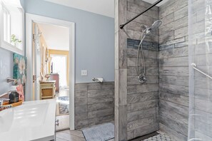 Combined shower/tub, hair dryer, soap, toilet paper - Ocean Front Property - Steps to the Beach with Spring specials (Ocean Isle Beach)