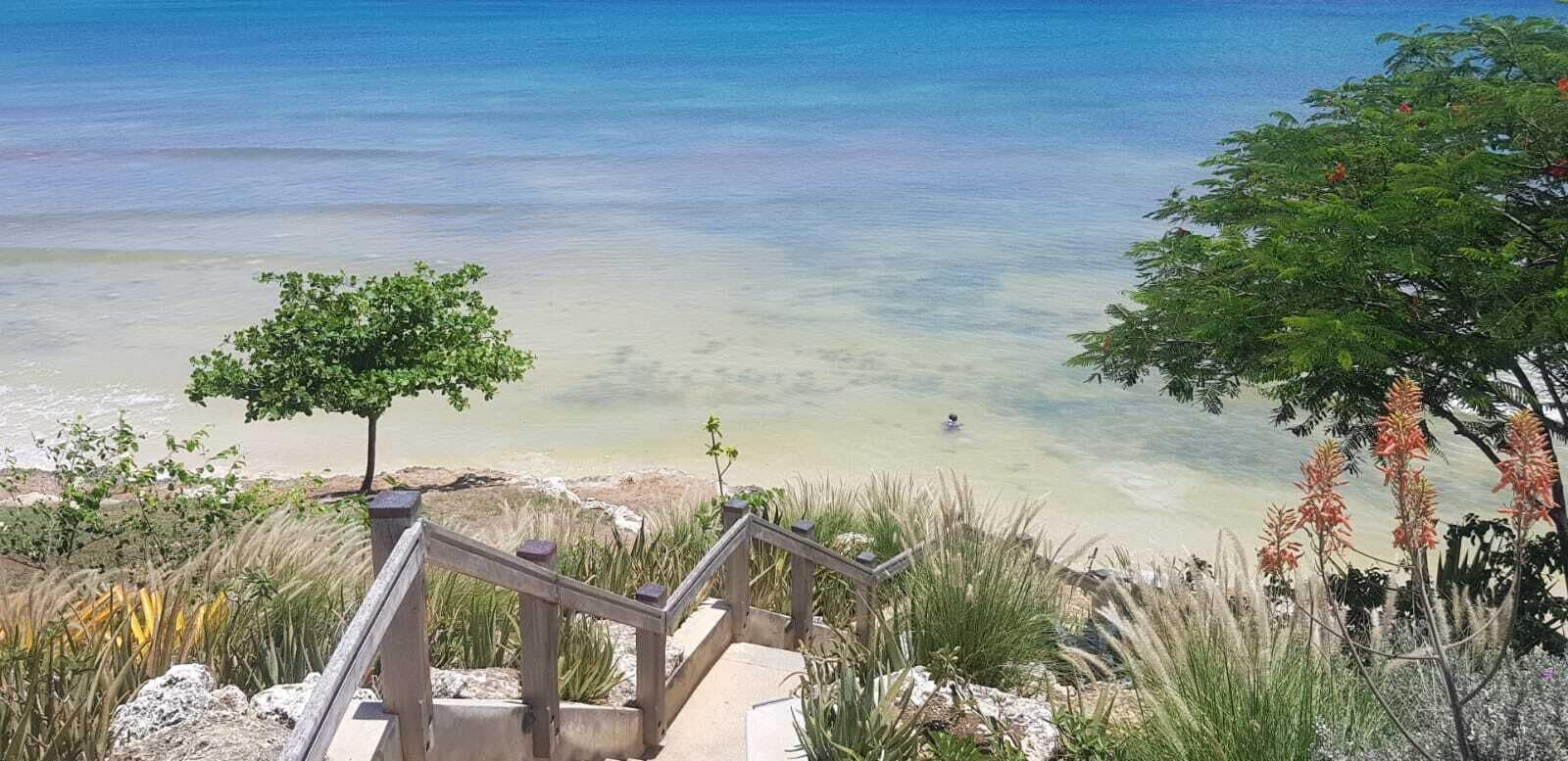 Beach nearby, sun loungers, beach towels