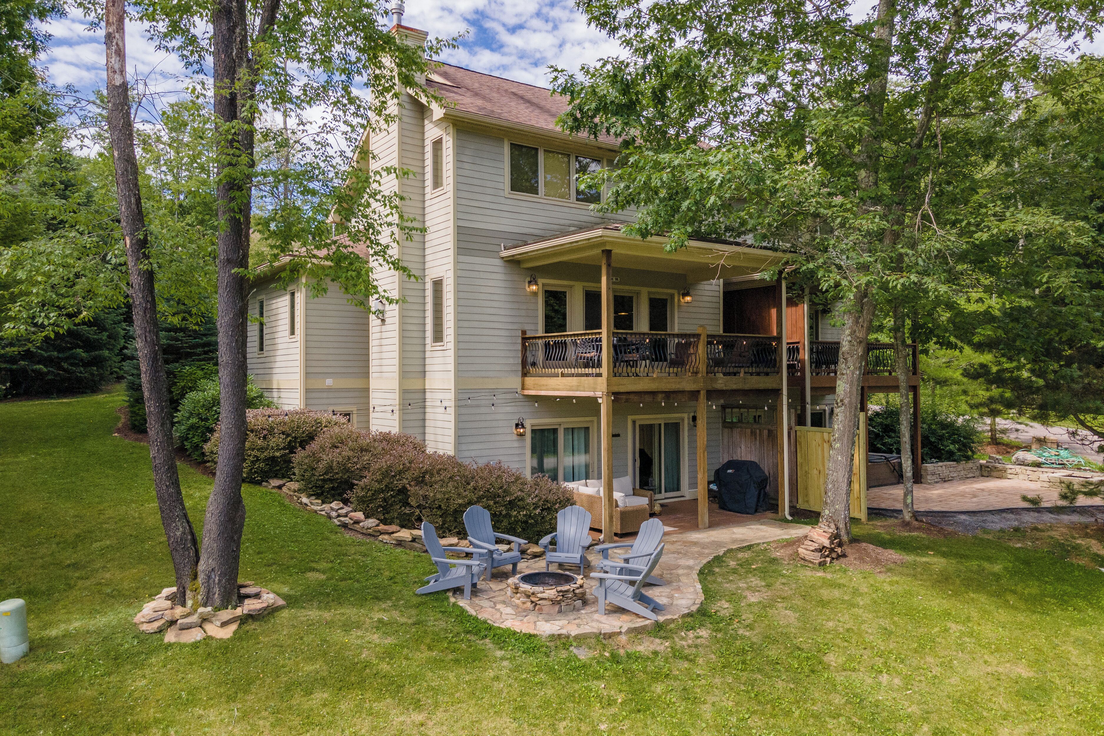 On Lake Time: Lake Area, Fire Pit, Ping-Pong, Pool Table!