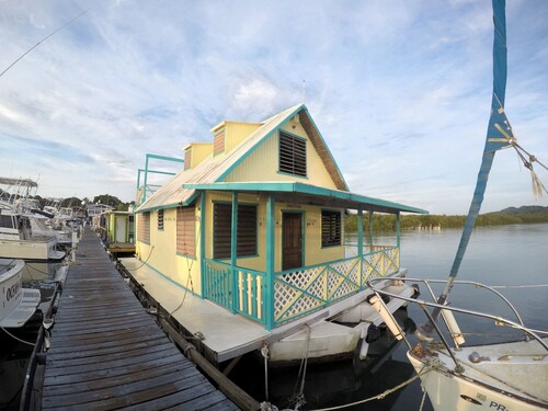 El Pelícano Tropical-Rustic Houseboat