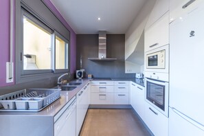 Een koelkast, een microgolfoven, een oven, een kookplaat