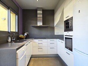Fridge, microwave, oven, dishwasher - Alegria: Modern house with private pool (l'Escala)