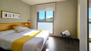 3 室のベッドルーム、アイロン / アイロン台、WiFi (無料)、ベッドシーツ