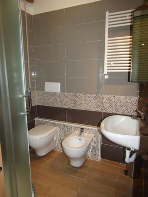 Twin Room, Ensuite | Bathroom | Shower, rainfall showerhead, slippers, towels - B&B Dolce Dormire (Foggia)